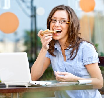 eating lunch in front of computer
